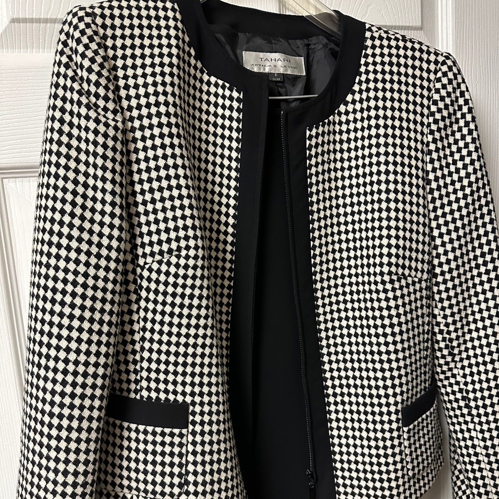 Skirt suit